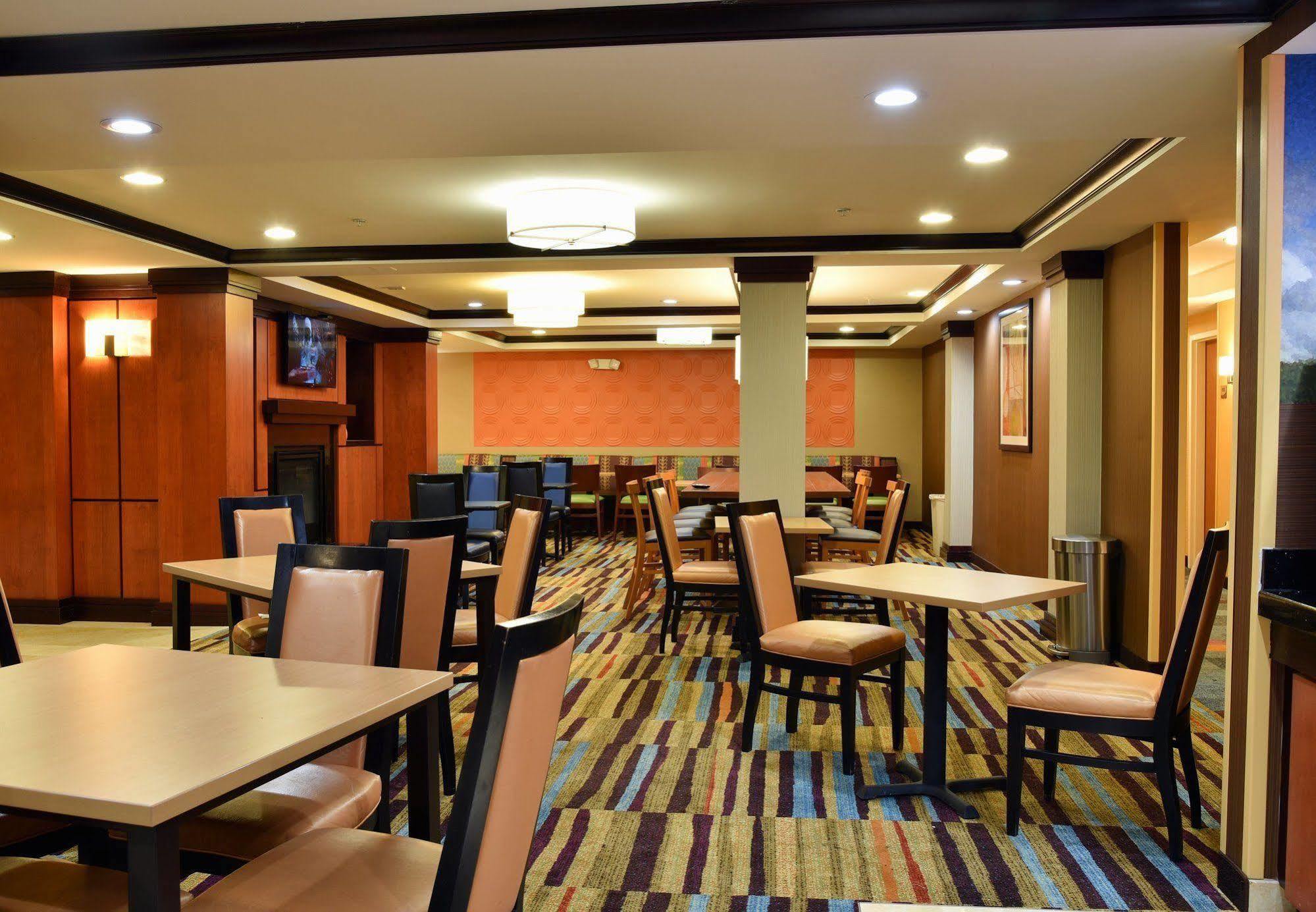וינזדור לוקס Fairfield Inn Hartford Airport מראה חיצוני תמונה
