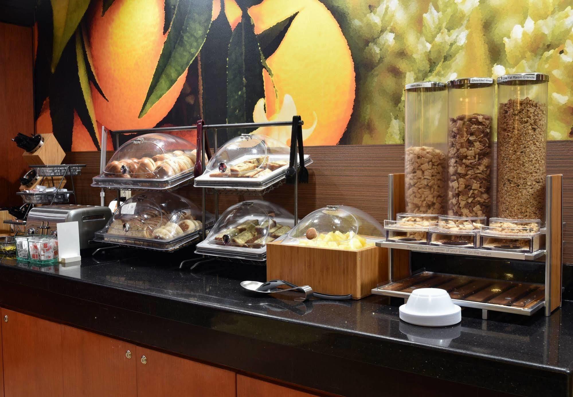 וינזדור לוקס Fairfield Inn Hartford Airport מראה חיצוני תמונה